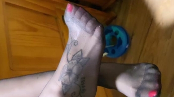 Footjob und meine geilen Nylons Vollgespritzt