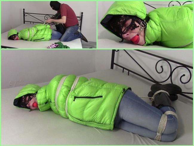 Frau in Puffjacke, Teil 5: Hogtied