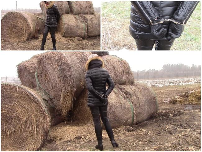 Frau in glänzender Daunenjacke zu Fuß mit Handschellen