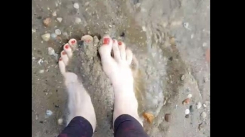 Füße am Strand im Wasser