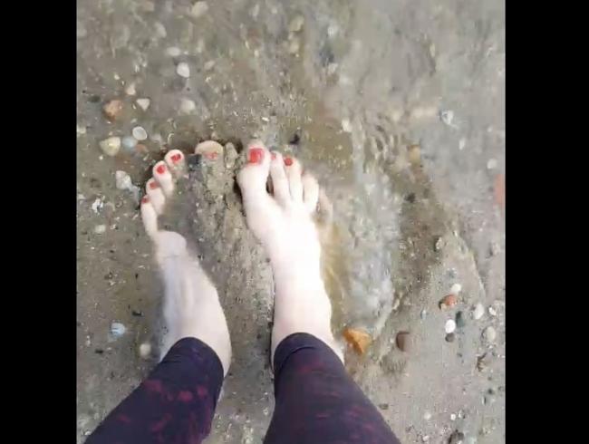 Füße am Strand im Wasser