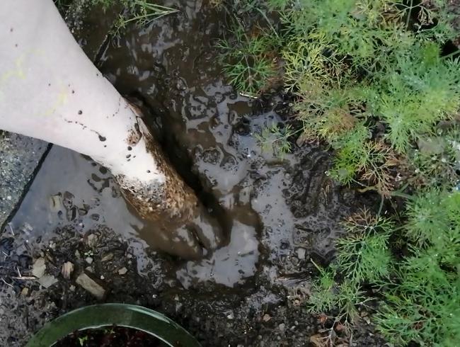 Füße im Matsch und im dreckigen Wasser