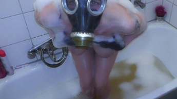 Gasmaske Die Schlampe in der Badewanne