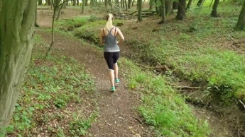 Geheimes Video: Joggerin pisst spontan im Wald und wird dabei beobachtet!