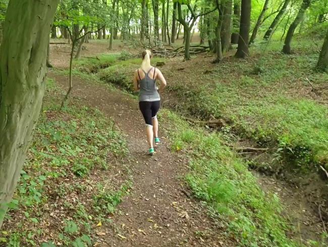 Geheimes Video: Joggerin pisst spontan im Wald und wird dabei beobachtet!