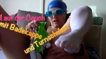 Geil auf der Couch mit Badekappe und Turnschuhen