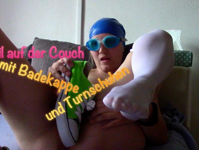 Geil auf der Couch mit Badekappe und Turnschuhen