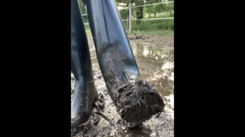 Geile Blondine macht ihre Reitgummistiefel nur für dich dreckig.