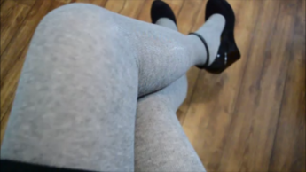 Geile dicke Strumpfhose und hohe schwarze Keilschuhe