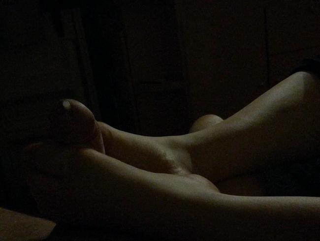 Geiler Footjob von ihr Nachts im Camper mit Cumshot