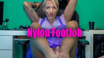 Geiler Nylon FootJob von deiner sexy Putzschlampe im lila Rüschen Kittel und Strumpfhosen