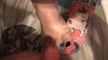 Geiler Sockjob und Footjob in süßen Einhorn Söckchen