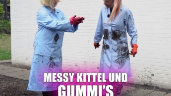 Geiles Messy Kittel Vergnügen zusammen mit Fräulein Schmitt mit Gummihandschuh und Gummistiefel