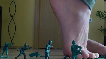 Giantess War Machine – Fußquetschungsmassaker