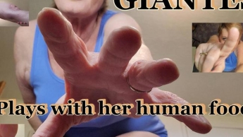 Giantess spielt mit ihrer menschlichen Nahrung