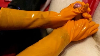 Gummigeil not wichsen mit Latex-melk-handschuhen