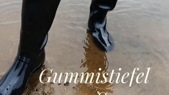 Gummistiefel am See