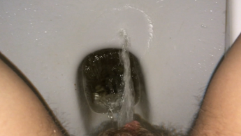 Hairy Pussy Pee Compilation sitzt umgekehrt auf der Toilettenschüssel