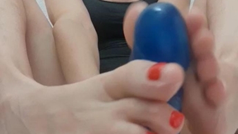 Handjob auf einem schönen weichen Dildo und Nahaufnahme der Füße