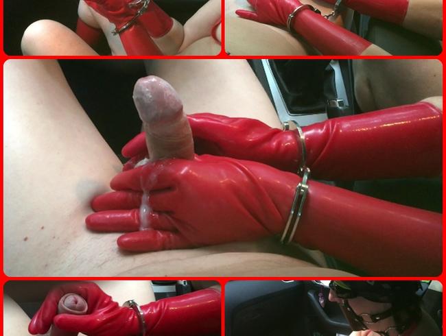 Handjob im Auto 11