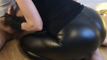 Handjob mit Prostatamassage in knallenger Lederleggins