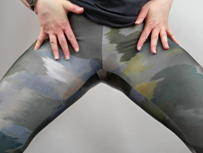 Hautenge Leggins geil eingepisst