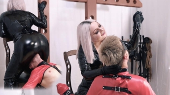 Heimvideo. Ausbildung eines Sklaven. Deep Throat Training und Facesitting. PVC-Catsuit und Zwangsjacke