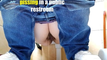 Heiße MILF in Jeans pisst auf öffentlicher Toilette
