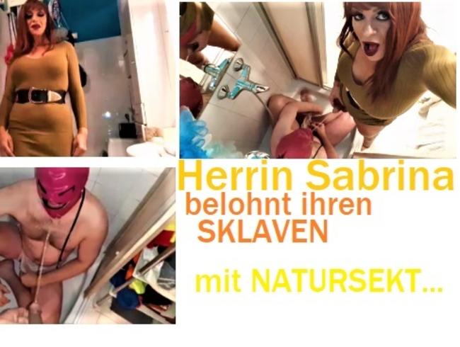 Herrin Sabrina belohnt ihren Sklaven mit NATURSEKT