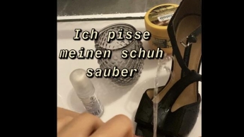 Herrin Saskia pisst auf ihre hohen Leder-Schuhe