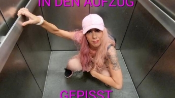 IN DEN AUFZUG GEPISST