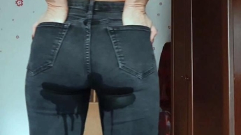 Ich habe neue Jeans. Sehen Sie, sie sind auch nass