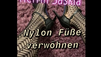 Ich massiere meine Füße mit Öl/Nylon