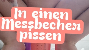 Ich pisse in einen Messbecher