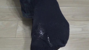 Ich werde dich dazu bringen, mein Sperma von meinen Socken zu essen