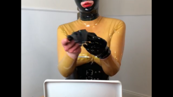 Ich ziehe mir Latexhandschuhe an