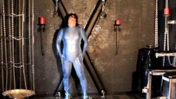 Im Holo-Zentai am Kreuz