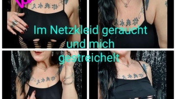 Im Netzkleid geraucht und mich gestreichelt