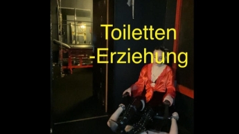 Im Toiletten-Stuhl fixiert!