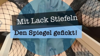 In Lack Stiefeln den Spiegel gefickt…