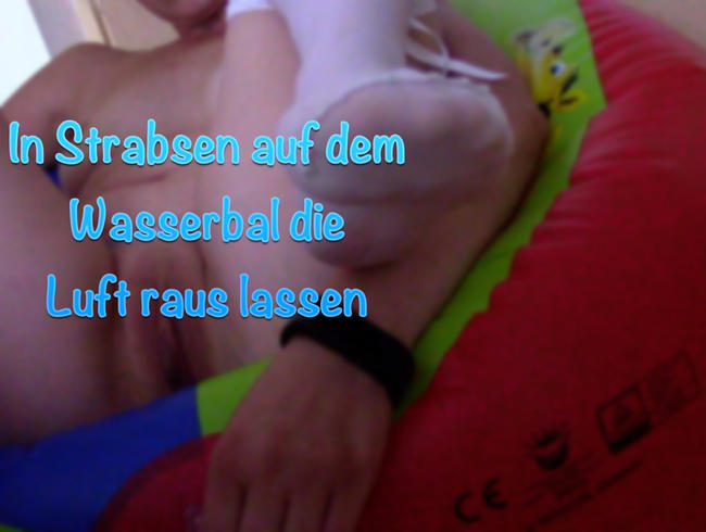 In Strabsen auf dem Wasserball die Luft raus lassen