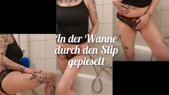 In der Wanne durch den Slip gepieselt