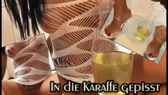 In die Karaffe gepisst