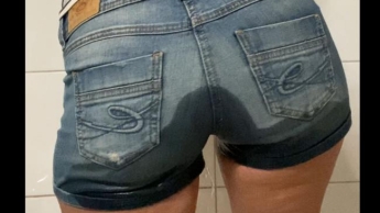 In die Shorts gepisst