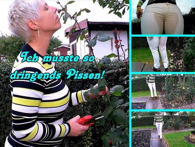 In die Weiße Hose gepisst bei der Gartenarbeit