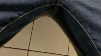 In die neue Jeans gepisst