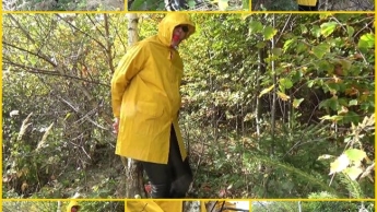 In einem gelben Regenmantel an einen Baum gefesselt