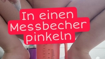 In einen Messbecher pinkeln