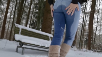 Jeans Piss im Schnee