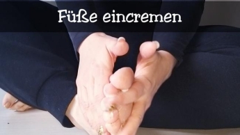 Kleine Füße eincremen